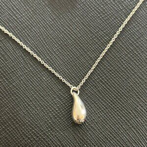 TIFFANY & CO Elegant Silver Teardrop pendant and Necklace - Elsa Peretti design